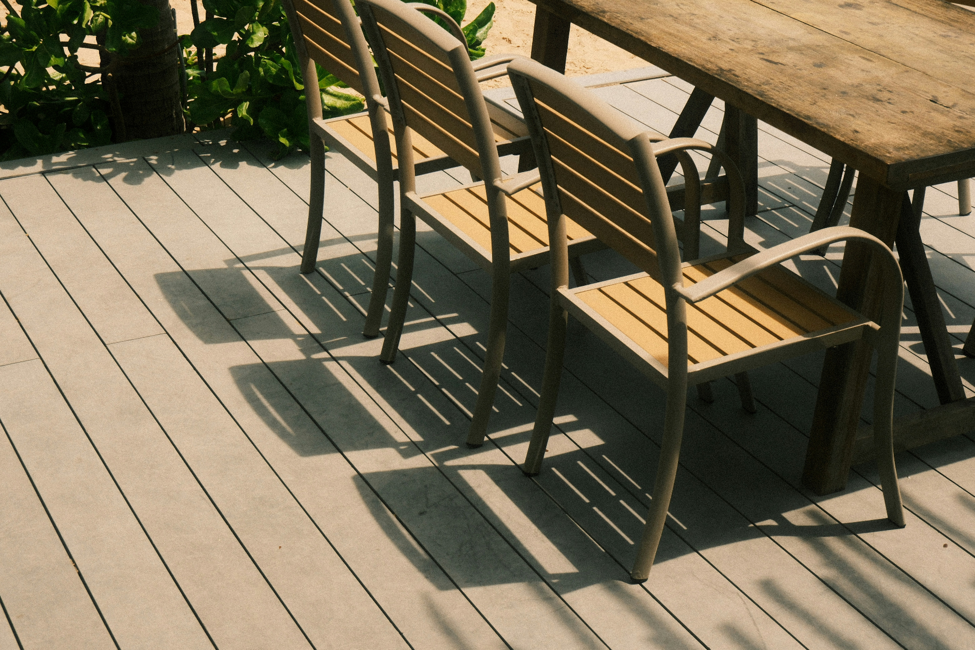 Gepflegte Holzgartenmöbel auf sonniger Terrasse