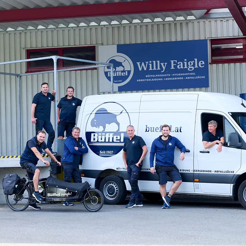 Büffel Team aus Hörbranz vor den Firmenfahrzeugen